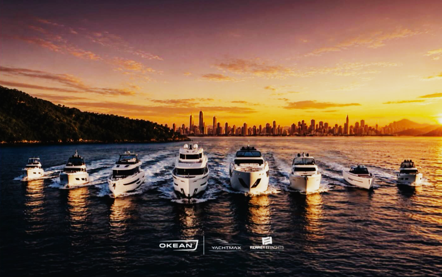 Yacht de Luxo Navegando ao Pôr do Sol